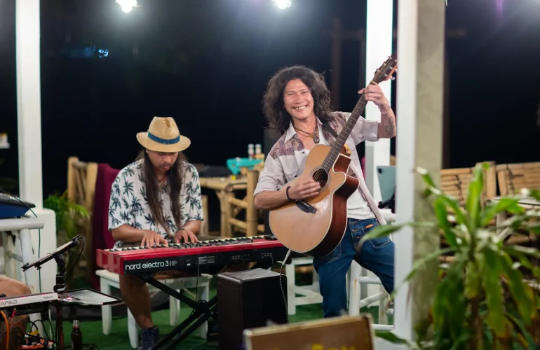Poppee reggae and his band performing